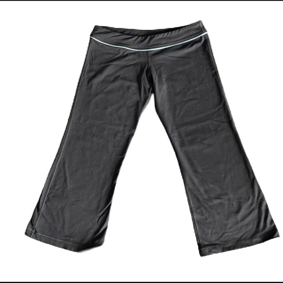 Sz8 Lululemon Black Clam diggers GUC in black with baby blue ribbing accent - Picture 3 of 7